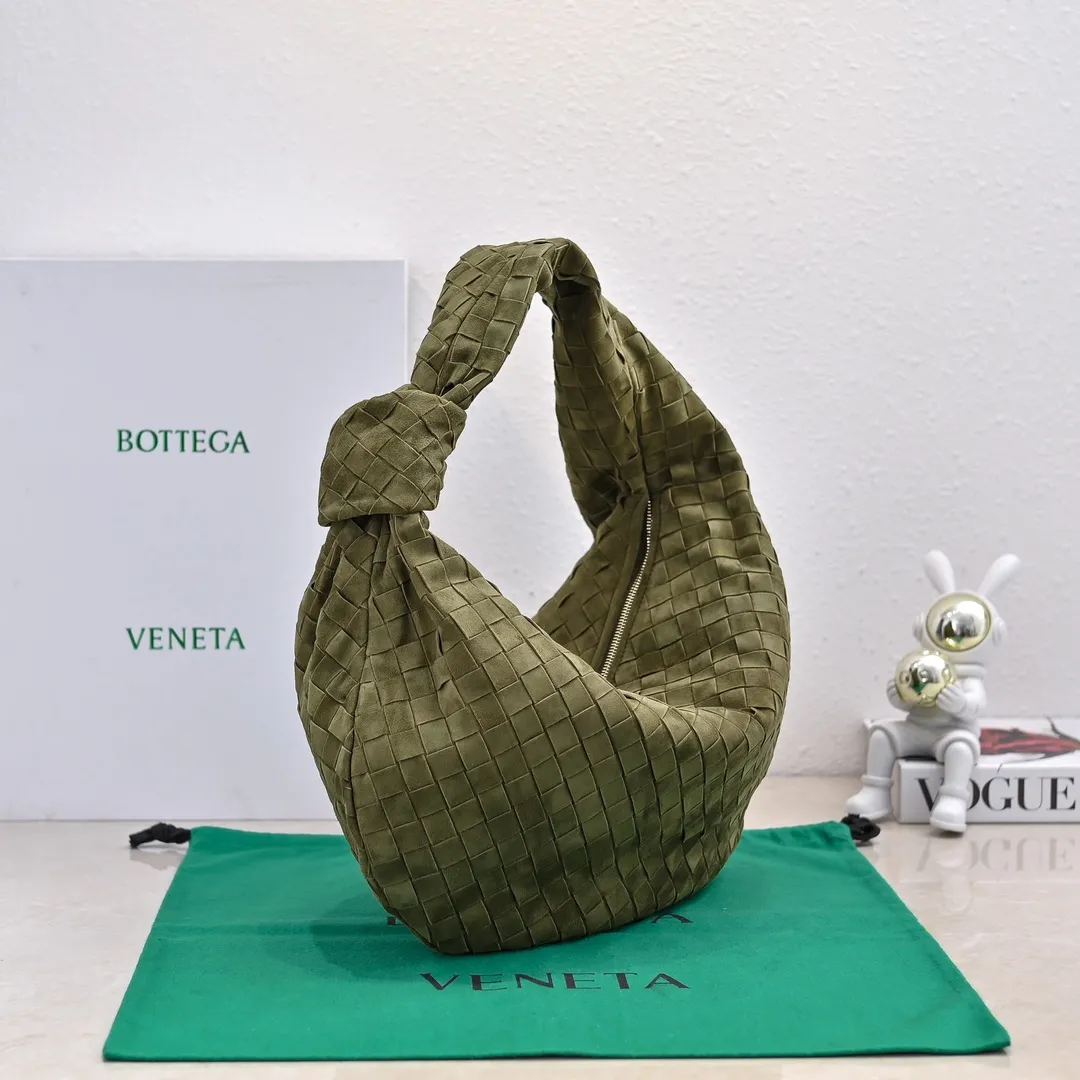 Batch 1960 #BV 𝗝𝗢𝗗𝗜𝗘# Street style’s new favorite fashionable large size 𝙟𝙤𝙙𝙞𝙚 It’s coming, it’s coming, it’s really coming! I have always thought that knitted BV is old-fashioned, until I met it - 𝙟𝙤𝙙𝙞𝙚, I realized that the original classic knitting elements and the new knot element design can be so fashionable! I have to admire Daniel Lee’s design talent! Large capacity to meet daily needs! Fashionable and versatile, it’s perfect for concave shapes, take it out to hit the streets! Size: 48*40*16 Style number: 6698